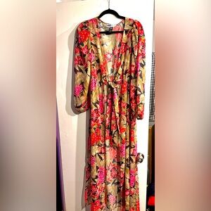 NWOT. Woman’s beach riot floral robe. Size M